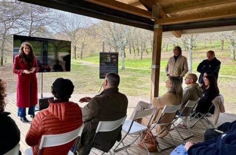 A concelleira de Dereitos e Servizos Sociais, Promoción Económica e Xuventude, María Rozas, explicou que o obxectivo desta convocatoria de axudas é “facilitar o acceso ao mercado laboral do alumnado do obradoiro dual de emprego, despois de nove meses de formación teórica e práctica" 