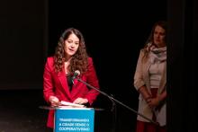 A tenenta de alcaldesa, María Rozas, interviron no acto para confirmar o compromiso do Concello de Santiago “cun modelo económico máis xusto, igualitario e transformador, que debe axudar a construír un mundo mellor”.
